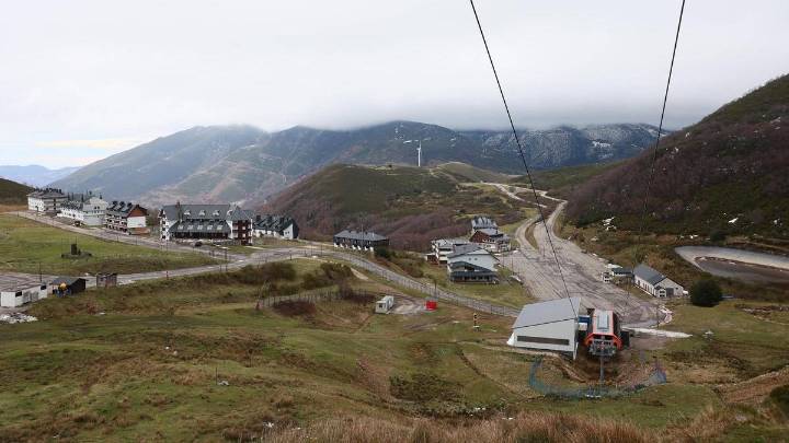 Nieve artificial, uso en verano y nuevo modelo de gestión: la receta de los expertos para impulsar la estación de esquí de Pajares