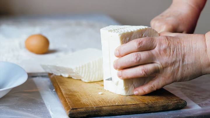 La ANMAT y el SENASA alertan por una bacteria en un queso cremoso