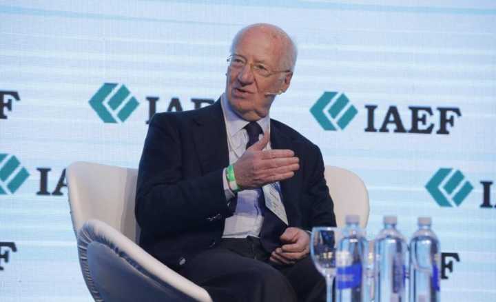 Rocca amenazó con cerrar una planta porque China le pelea el monopolio de los gasoductos