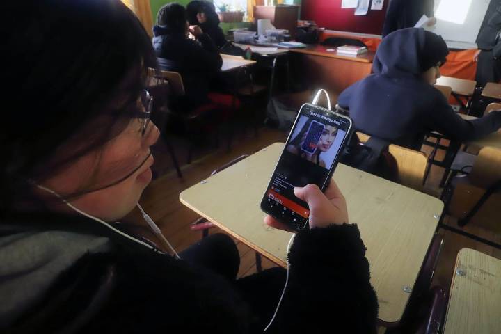 Listo para ser ley: aprueban norma que prohíbe uso de teléfonos celulares en los colegios (plazos y excepciones)