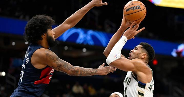 Antetokounmpo leaves Bucks' game with Pistons due to right calf strain