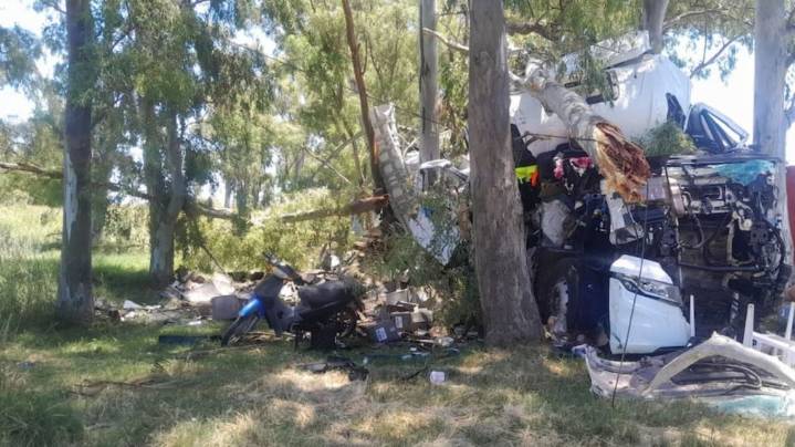 Córdoba: brutal choque de un camión en la Ruta 7 dejó al chofer internado