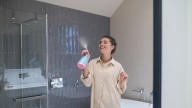 El secreto mejor guardado de los hoteles: así se prepara un perfume casero para aromatizar el baño