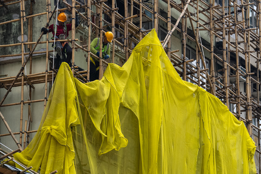 Residentes y expertos defienden uso de andamios de bambú en Hong Kong pese a incendio mortal