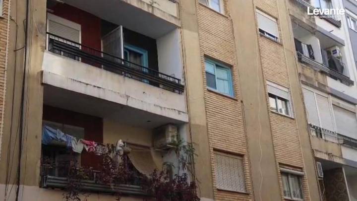 Una vecina vio a Nati pedir ayuda desde el balcón y a su pareja arrastrarla hacia dentro