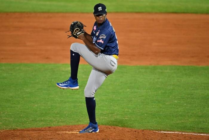 Texas y San Francisco sacrifican a 2 prospectos venezolanos para reforzar su pitcheo en la MLB