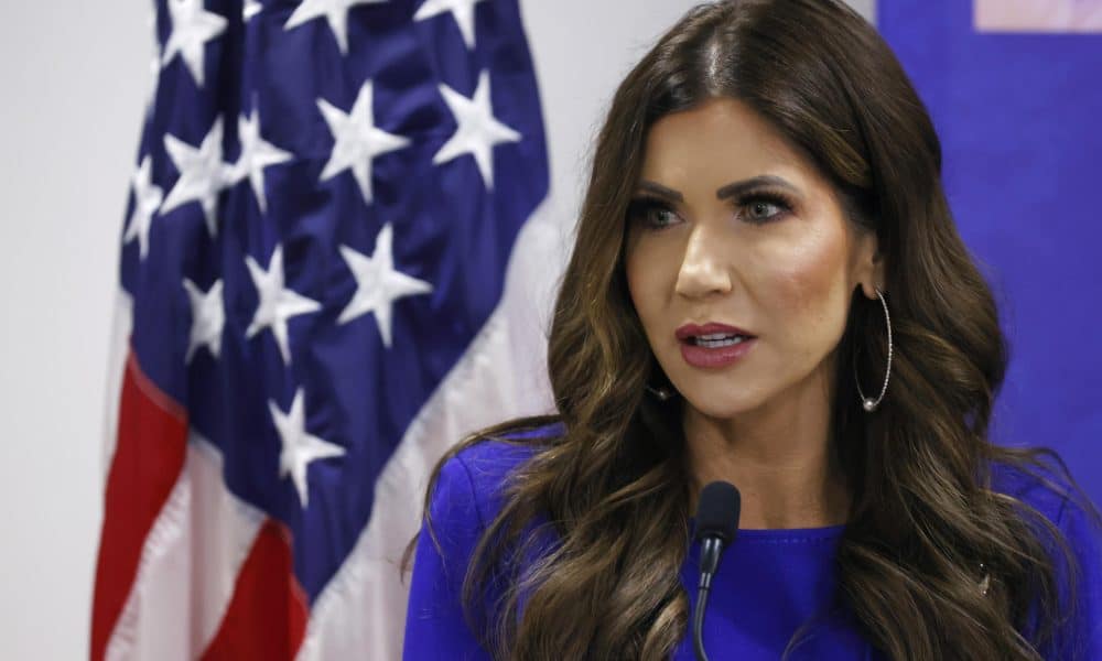 Noem recomienda a Trump a que prohíba viajar a EE.UU. a personas de países que enviaron “invasores”