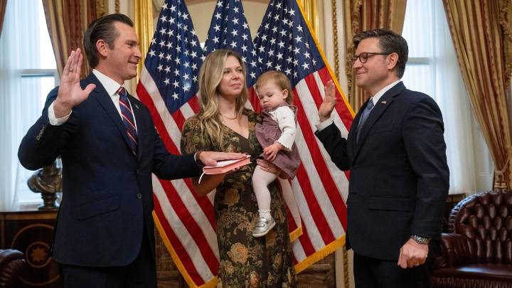 Republican Matt Van Epps is sworn in as the newest House member days after winning election