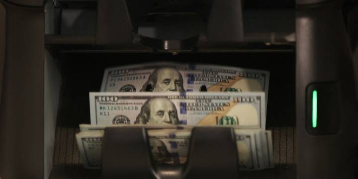 El dólar volvió a bajar mientras se intensifica el debate sobre la acumulación de reservas