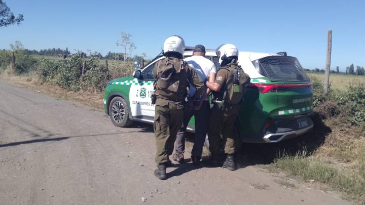 Hombre realizaba quema ilegal de pastizales y fue detenido en la capital de la región del Ñuble.