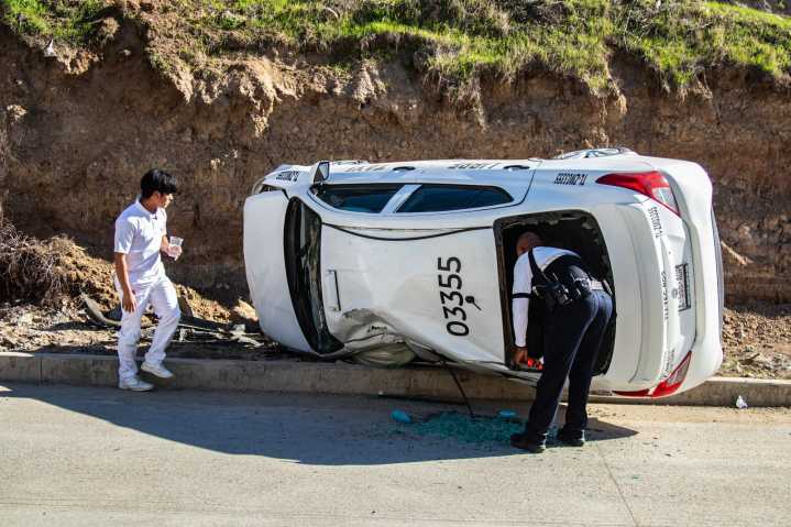 Joven vuelca su taxi con el que pagaba su carrera de Medicina en la Universidad Xochicalco