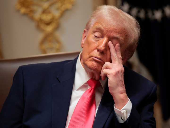 Una lucha silenciosa contra la siesta: un video muestra a Trump dormitar durante su reunión de gabinete