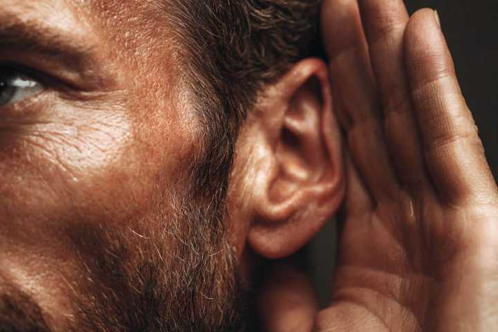 Blinking drops as listening gets harder in noisy setting: Study