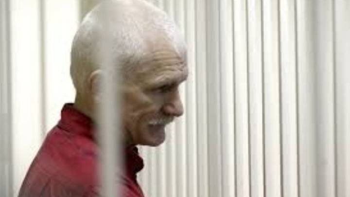 Premio Nobel de la Paz 2022, Ales Bialiatski entre los liberados por Bielorrusia