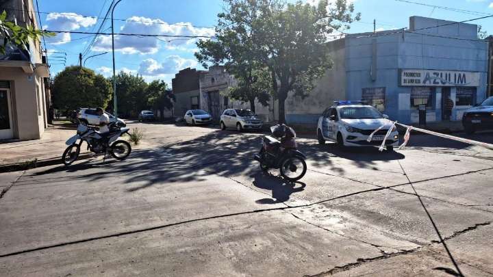 Una motociclista fue trasladada al Hospital tras un choque en 25 de Mayo y Laprida