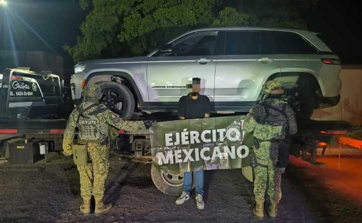 Aseguran auto robado, armas y equipo táctico en operativo militar en Navojoa, un sujeto es detenido