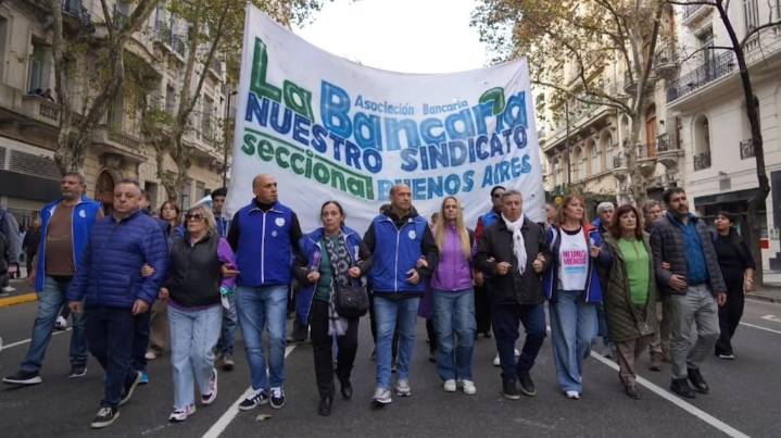 Los bancarios acordaron un nuevo aumento atado a la inflación: el sueldo mínimo supera los $2 millones