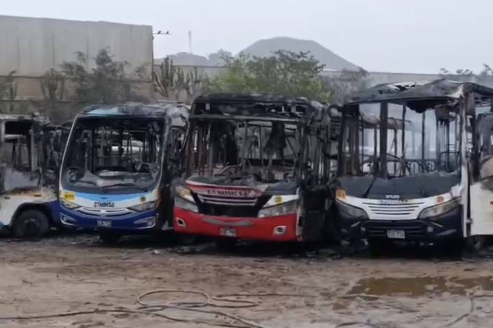 Policía investiga incendio que calcinó 17 buses en una cochera en Ate