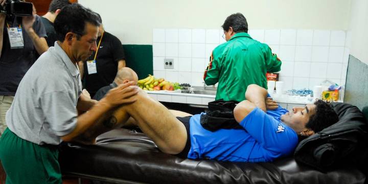 “Vos y yo sabemos cómo es esto”: la intimidad de una charla en el vestuario el día que Maradona jugó un partido benéfico en Bolivia