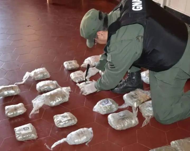 Incautaron más de 20 kilos de marihuana ocultos en una encomienda en Santo Tomé