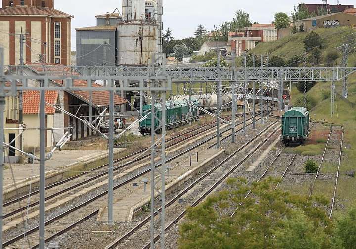 Adif mantiene la línea de tren entre Salamanca y la frontera 'en obras' para todo 2026 por la electrificación