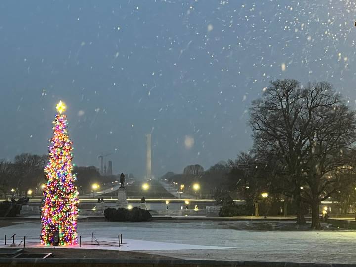 CWG Live: Light snow to gradually taper off by late morning or early afternoon