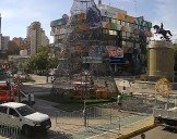 Comenzó el armado del árbol de Navidad en el centro de Neuquén