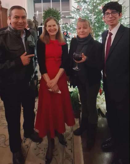 El gobernador Lamont recibe a la prensa en su residencia oficial