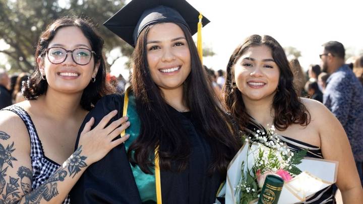 Laredo College celebra graduación de otoño 2025 con emotiva ceremonia en Sames Auto Arena