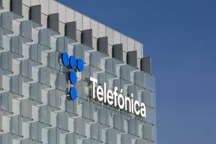 Telefónica ofrece a los sindicatos rebajar el ERE a un mínimo de 5.500 salidas y avanza en la oferta económica