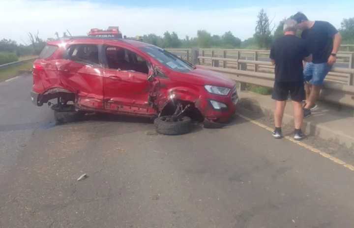 Conductor perdió el control de su vehículo tras ser encerrado por otro y chocó contra el guardarrail