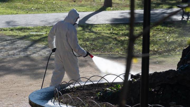 Los vecinos de La Magdalena aplauden el desalojo y la desinfección del parque Bruil en Zaragoza: "A nivel higiénico estaba hecho un desastre"