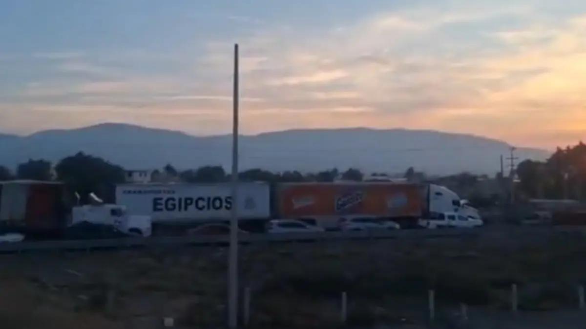 Autopista Acatzingo–Ciudad Mendoza permanece bloqueada por protestas: CAPUFE alerta