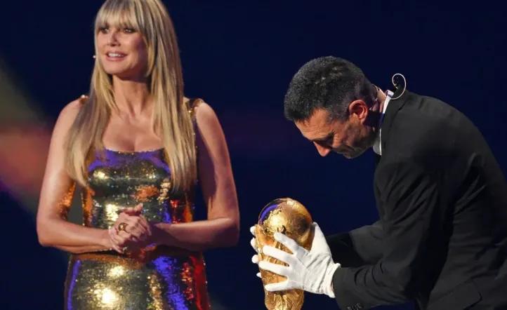 Scaloni llevó la Copa a la ceremonia y lanzó una frase desafiante: “Vamos a volver a intentarlo”