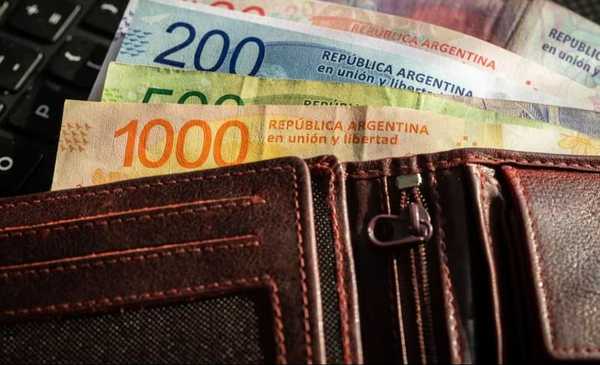 Podría ser una señal de alerta: qué significa ordenar los billetes de mayor a menor