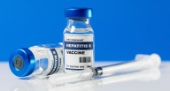 Polémica abierta: asesores de vacunas dicen que no todos los bebés necesitan una vacuna contra la hepatitis B al nacer
