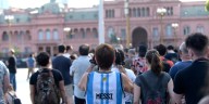 Gritos, banderas argentinas y celulares al aire: así se vivió en Plaza de Mayo el paso de los aviones caza F