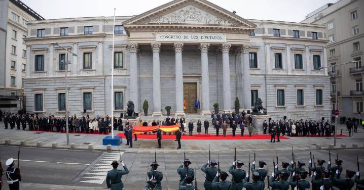 El izado de la bandera ante la Puerta de los Leones abre la celebración institucional del Día de la Constitución