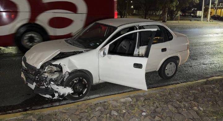 Conductora provoca choque al norte de Saltillo tras intentar retornar sin precaución