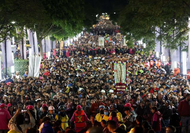 Peregrinos inundan la Basílica de Guadalupe