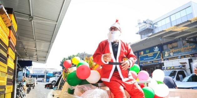 Mercado de Abastos recibe la Navidad con dulces, pelotas y un bazar