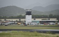 Mostraba la Torre de Control a militares que inspeccionaban el aeropuerto cuando cayó al vacío