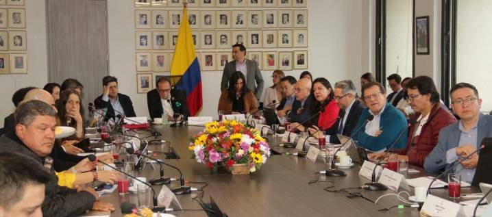 Gremios proponen aumento del salario mínimo del 7,21%; centrales obreros hablan del 16%