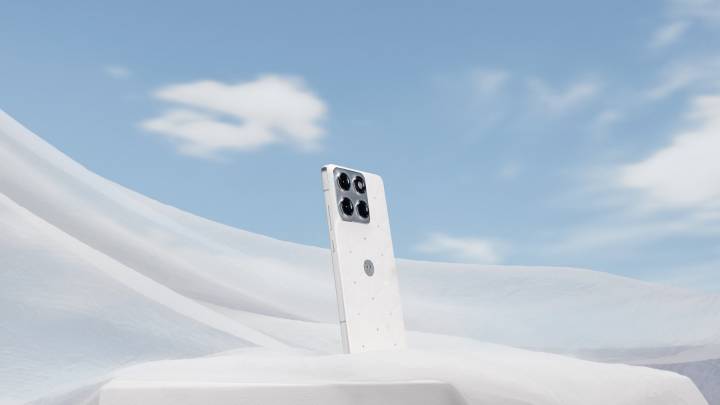 Motorola viste de blanco su motorola edge 70 con una edición especial Cloud Dancer con cristales Swarovski