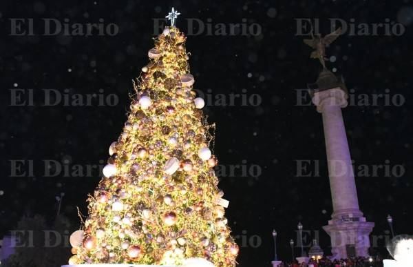 Galería.- ¡Enciende Santa Claus el árbol navideño en Plaza del Ángel!