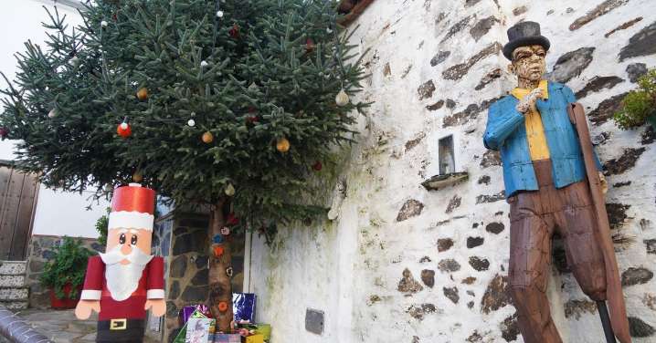 Las vecinas de Pujerra decoran su pueblo para Navidad