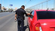 Cumplen automovilistas restricción de 2 personas por vehículo particular