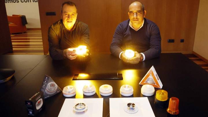 De guardia civiles a emprendedores, la historia de éxito de Torre y Costa, los inventores de la baliza V