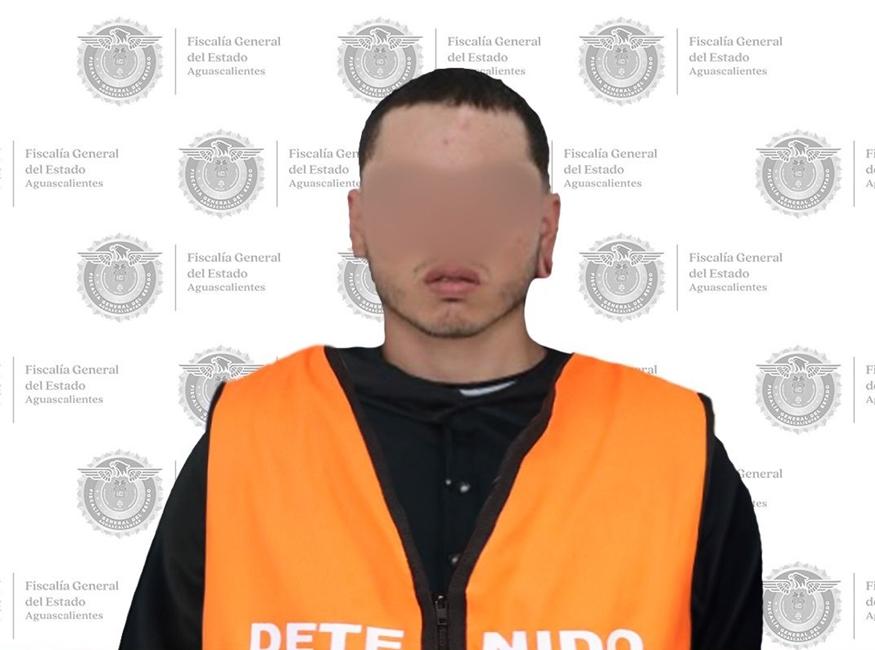 Huye tras allanamiento y regresa con cuchillo por sus tenis