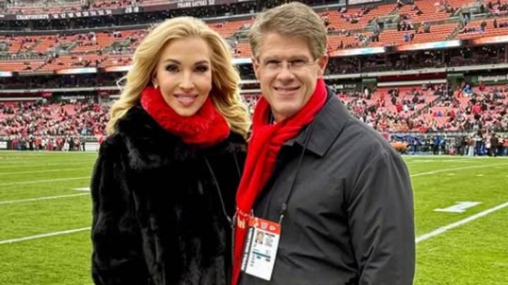 Hunt Family’s Prayers Fall on Deaf Ears as Chiefs Lose 20–10 to Texans The Hunt family’s heartfelt game-day prayers fall short as the Chiefs suffer a crushing 20-10 loss to the Texans in Week 14. Shre